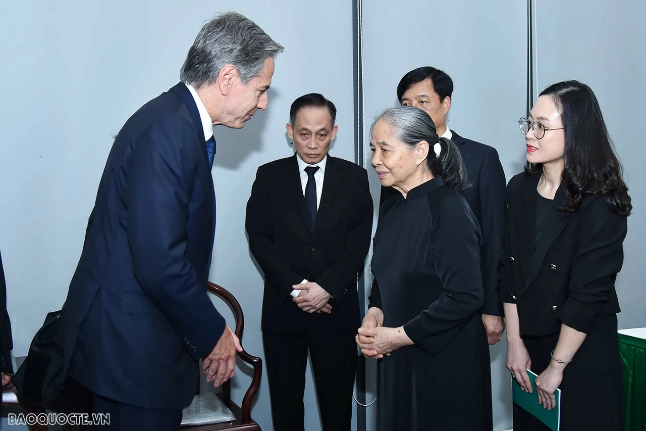Ngoại trưởng Hoa Kỳ Antony Blinken chia buồn cùng Bà Ngô Thị Mận, Phu nhân của Tổng Bí thư Nguyễn Phú Trọng. 