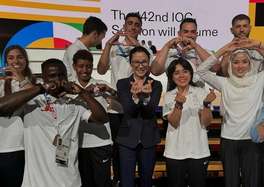 Dương Tử Quỳnh cùng một số vận động viên trong đội tuyển Olympic người tị nạn. (Nguồn: Instagram/Michelle Yeoh)