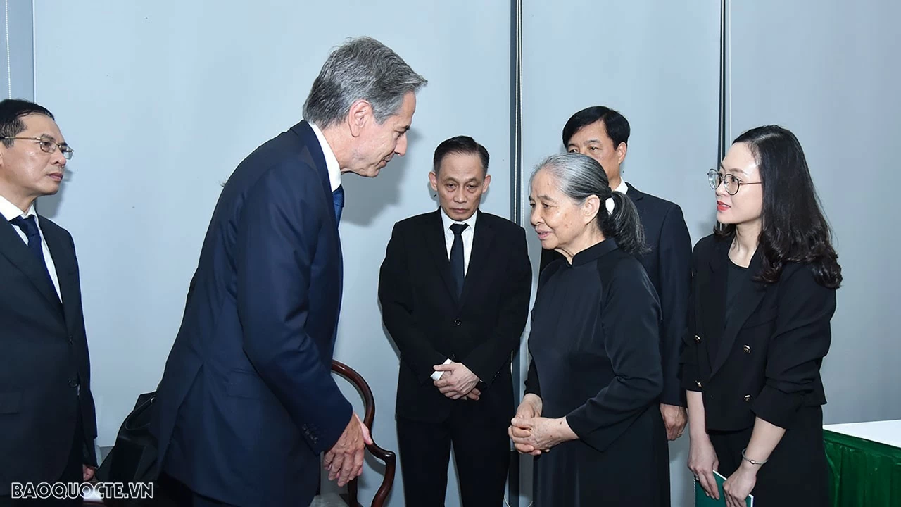 Ngoại trưởng Hoa Kỳ Antony Blinken chia buồn cùng Bà Ngô Thị Mận, Phu nhân của Tổng Bí thư Nguyễn Phú Trọng. (Ảnh: Tuấn Anh)