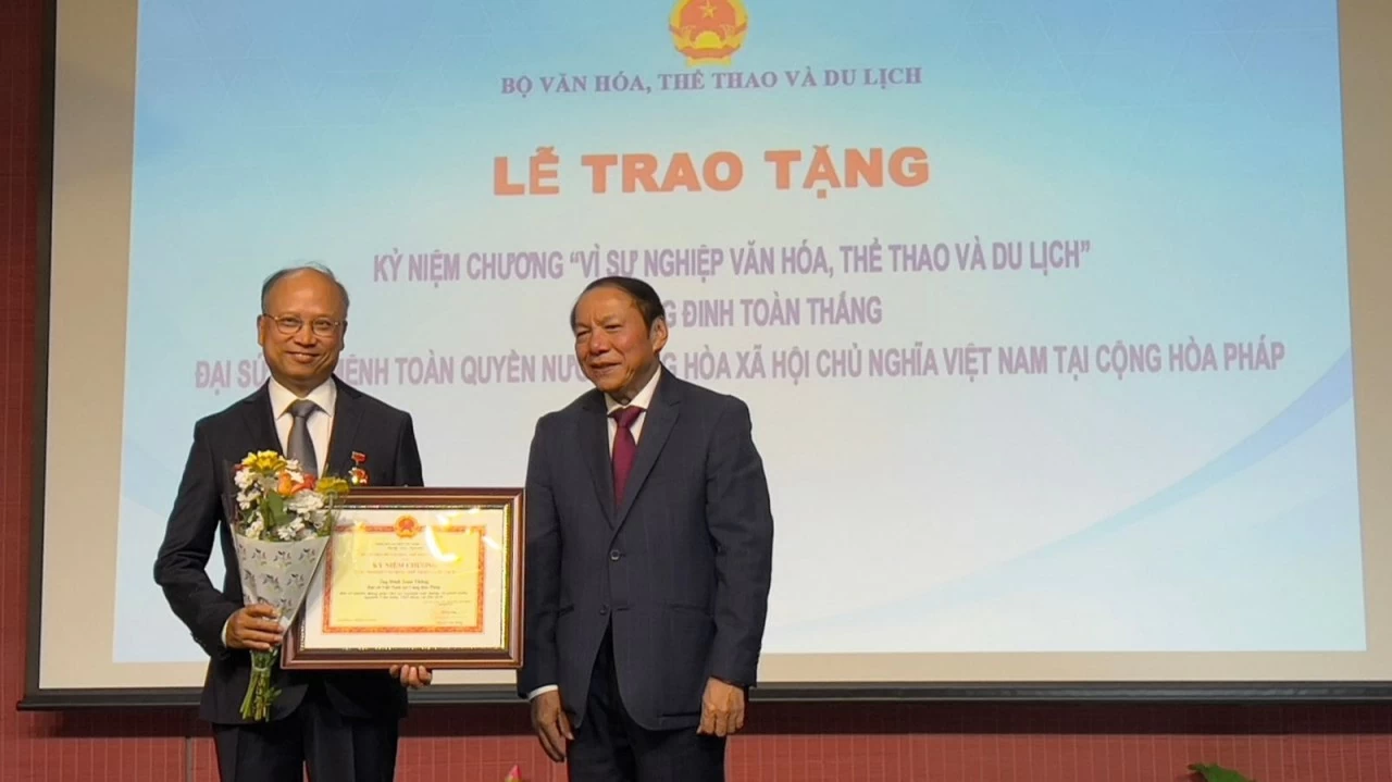 Vietnamese Ambassador to France Dinh Toan Thang (L) at the insignia awarding ceremony (Photo: VNA)