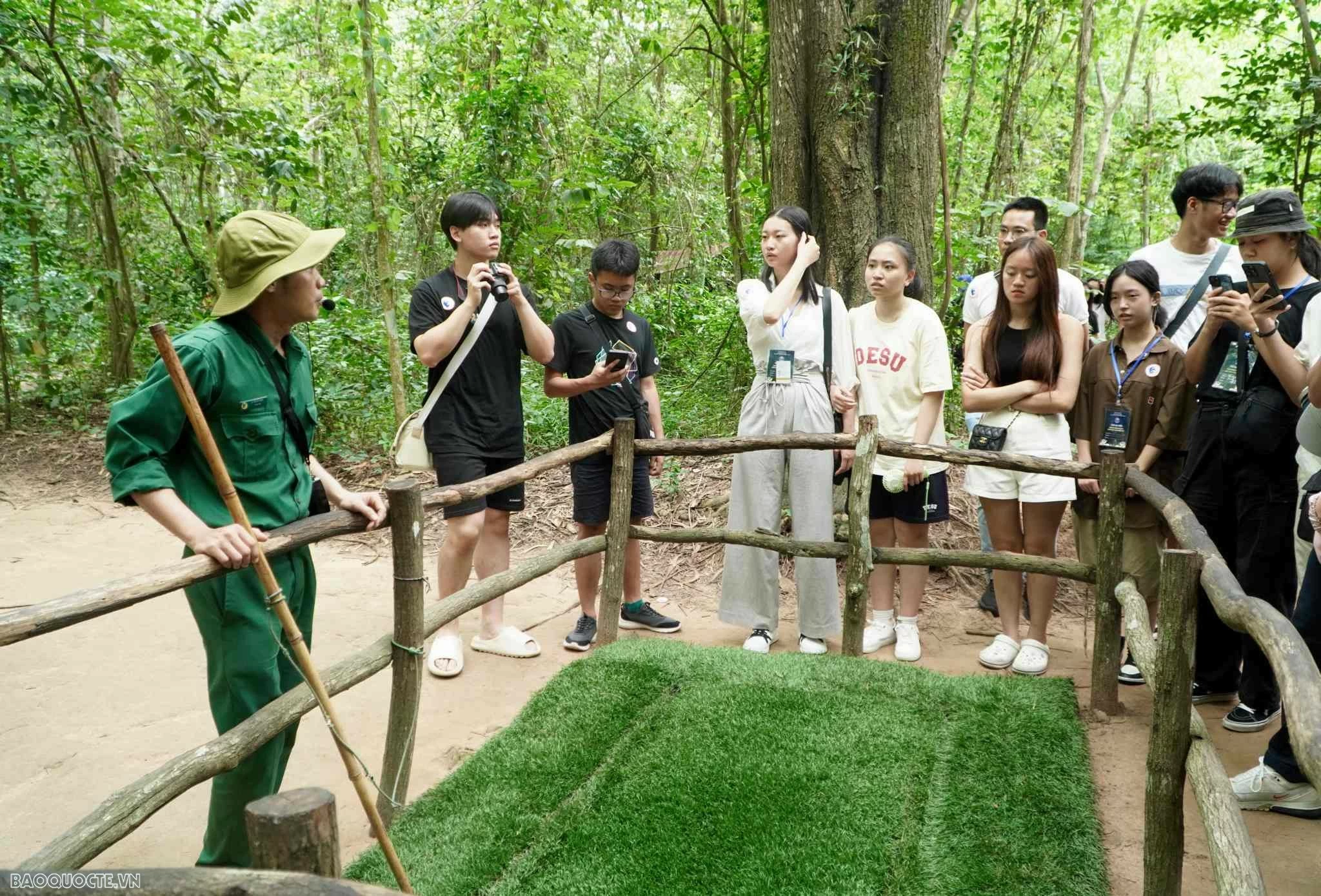 Trại hè Việt Nam 2024: Kiều bào trẻ thích thú khám phá cấu trúc độc đáo của Địa đạo Củ Chi