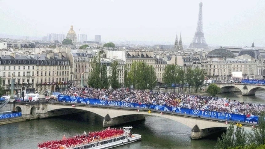 Olympic Paris 2024: Lo ngại chất lượng sông Seine, hủy buổi tập ba môn phối hợp đầu tiên