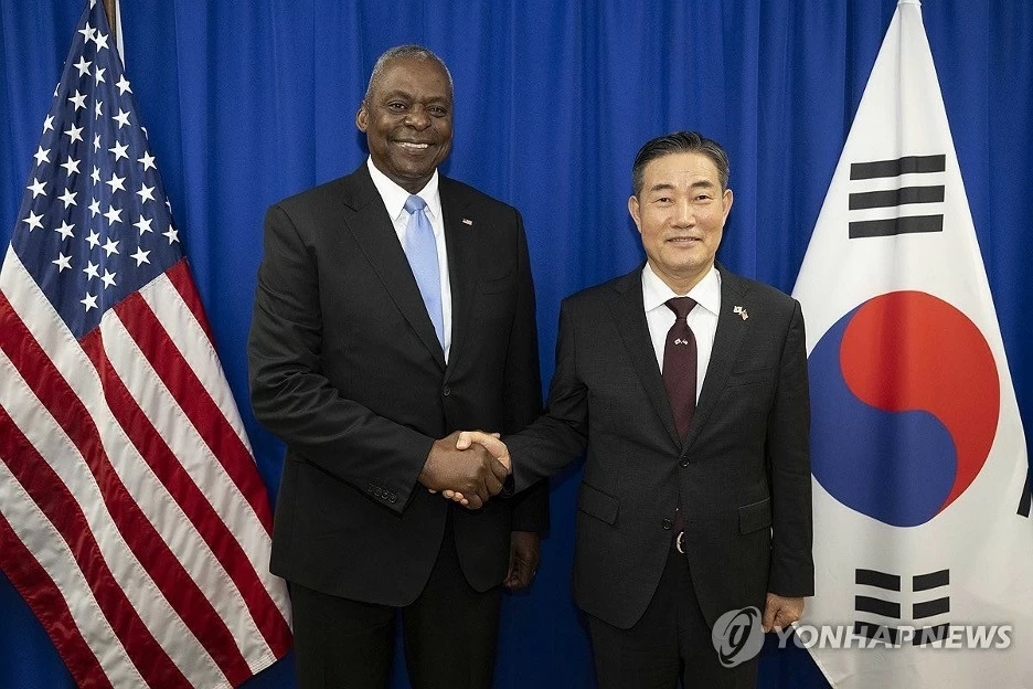 Bộ trưởng Quốc phòng Hàn Quốc Shin Won-sik (phải) và người đồng cấp Hoa Kỳ Lloyd Austin bắt tay nhau trong cuộc gặp tại Tokyo vào ngày 28/7. (Nguồn: Yonhap)