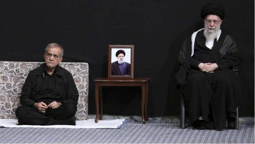 Tổng thống đắc cử của Iran Masoud Pezeshkian, bên trái, ngồi cạnh Lãnh tụ tối cao Ayatollah Ali Khamenei. (Nguồn: AP)
