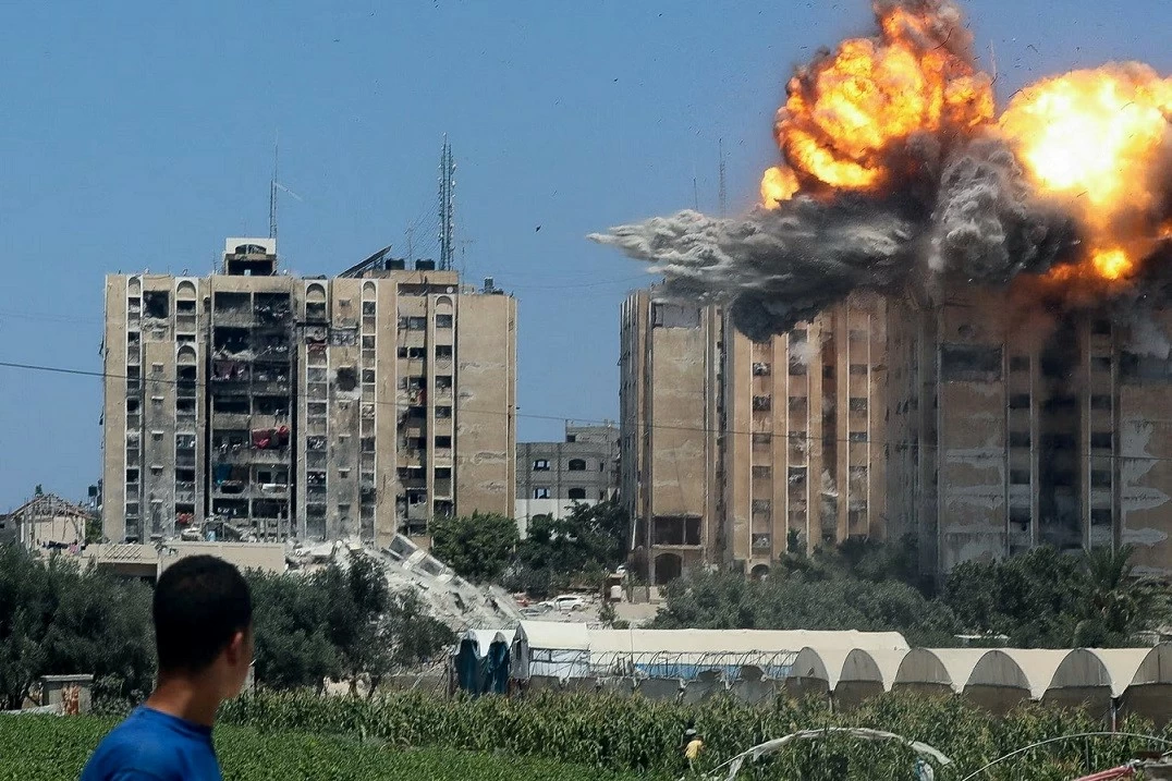 Vụ nổ xảy ra sau cuộc không kích của Israel vào một tòa nhà dân cư, tại Nuseirat ở trung tâm Dải Gaza, ngày 20/7. Chiến sự giữa Israel và phong trào Hồi giáo Hamas tại Dải Gaza nổ ra từ tháng 10/2023 tới nay vẫn chưa có dấu hiệu hạ nhiệt, bất chấp lời kêu