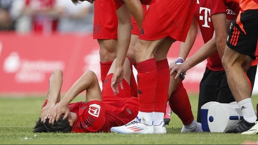 Tân binh Bayern Munich Hiroki Ito gãy chân trong trận giao hữu