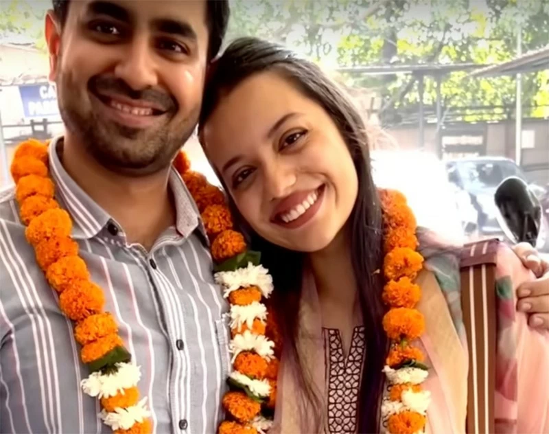 Satshya Anna Tharien (phải), một người theo đạo Thiên chúa Malayali, đã kết hôn với Akash Narang (trái), một người theo đạo Hindu Punjabi, theo Đạo luật Hôn nhân Đặc biệt của Ấn Độ vào năm 2022. Ảnh: YouTube/@SatshyaTharien