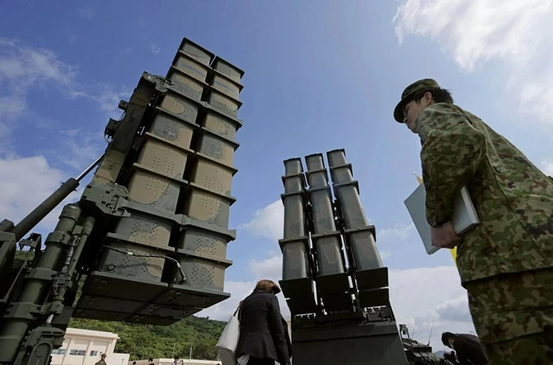 Tên lửa đất đối hạm Type-12 (bên phải) và tên lửa đất đối không tầm trung Type-3 được nhìn thấy trong buổi lễ đánh dấu việc khánh thành đồn trú quân sự của Nhật Bản trên đảo Ishigaki, tỉnh Okinawa vào tháng 4 năm 2023. Ảnh: Kyodo