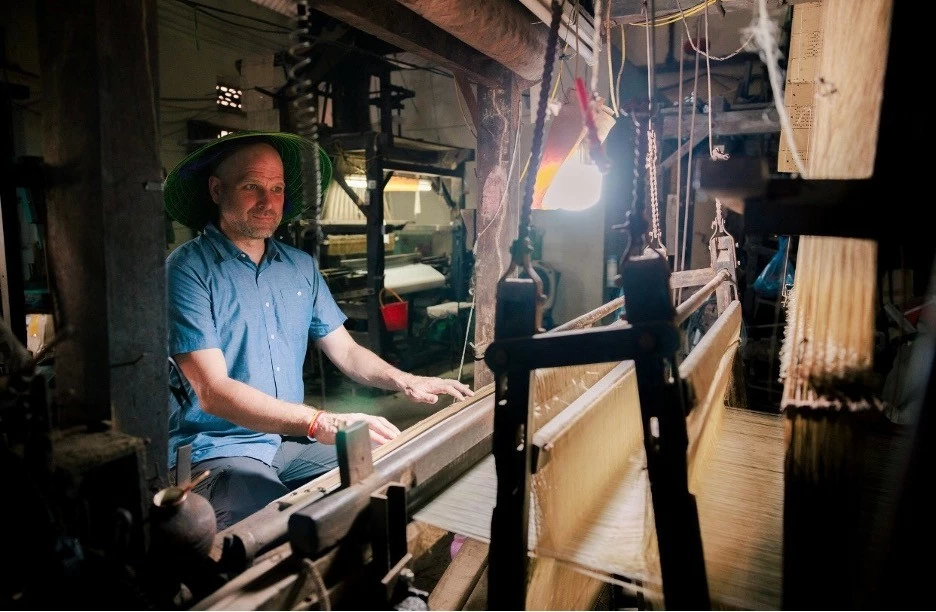 PGS Shannon Gramse trải nghiệm dệt vải tại cơ sở dệt lụa của nghệ nhân Triệu Văn Mão.  (Ảnh: Trần Đức Quyết)