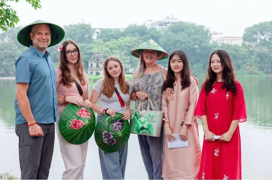 PGS Shannon Gramse cùng gia đình tham quan Hồ Hoàn Kiếm. (Ảnh: Trần Đức Quyết)