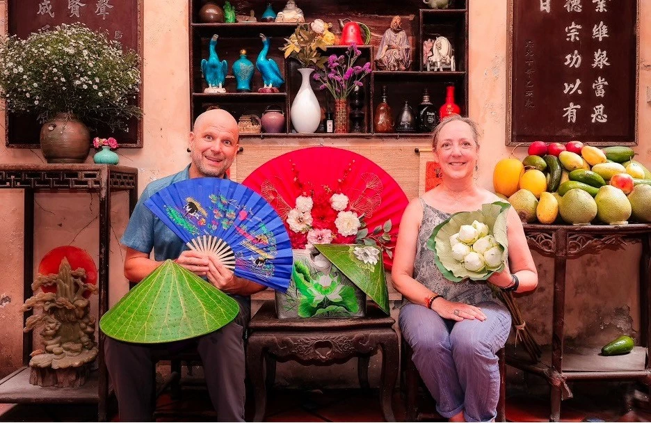 PGS.Giáo sư Shannon và vợ ấn tượng với nón lá sen, sen tươi, các chế phẩm gốm sứ và không gian bày biện của người Hà Nội. (Ảnh: Trần Đức Quyết)