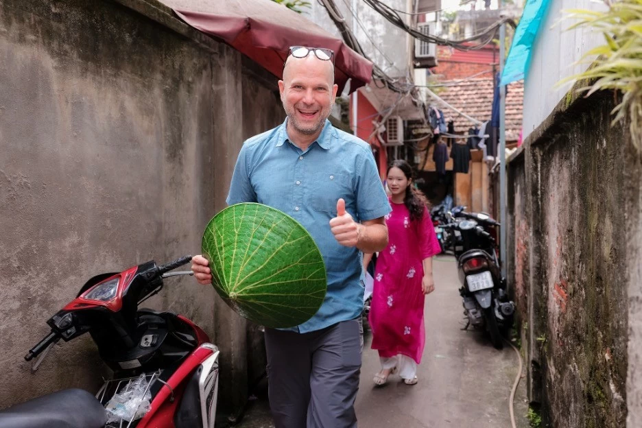 Assoc. Prof. Shannon Gramse enthusiastically savors the renowned Phở Thìn Bờ Hồ dish.