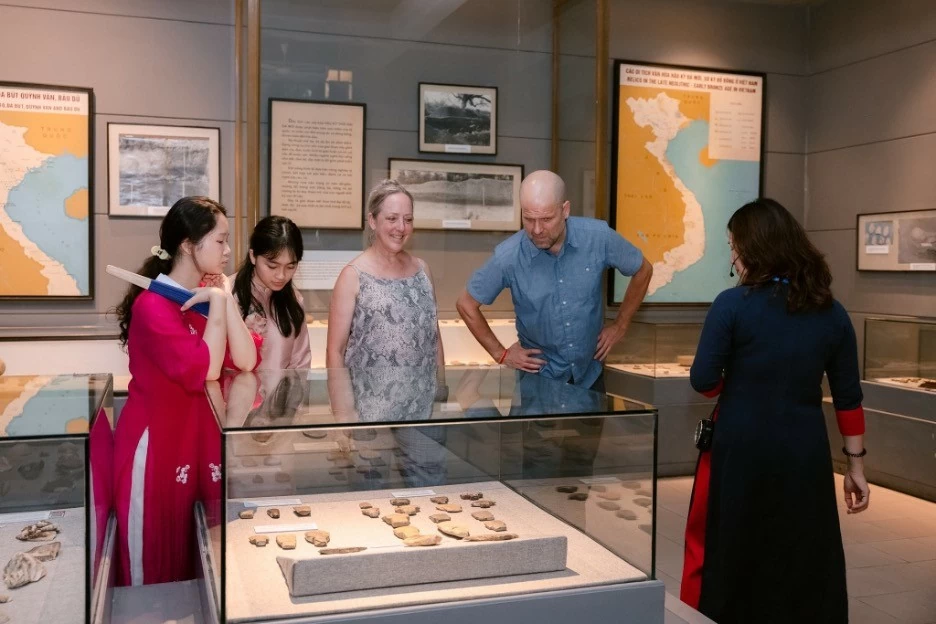 Assoc. Prof. Shannon gazed in admiration at the artifacts from the Funan culture. (Photo: Tran Duc Quyet)