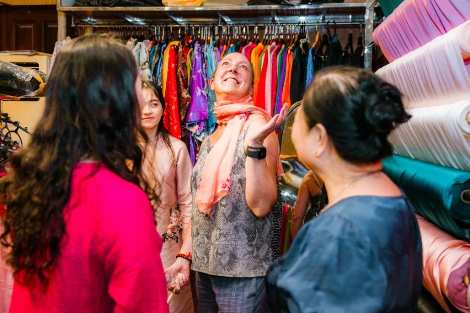 Prof. Sarah was profoundly moved by the elegant silk scarf from the Van Phuc silk village in Hanoi. (Photo: Tran Duc Quyet)