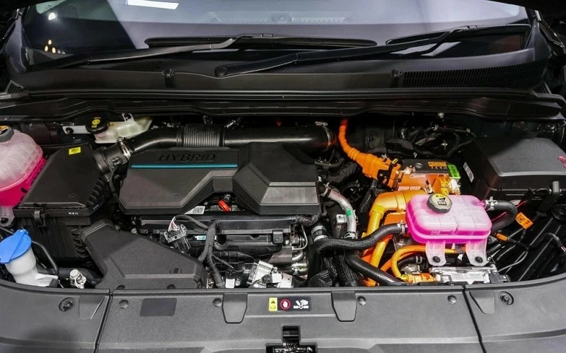 Hệ truyền động xăng lai điện trên Kia Carnival Hybrid 2024 khá giống Sorento Hybrid hay Santa Fe Hybrid