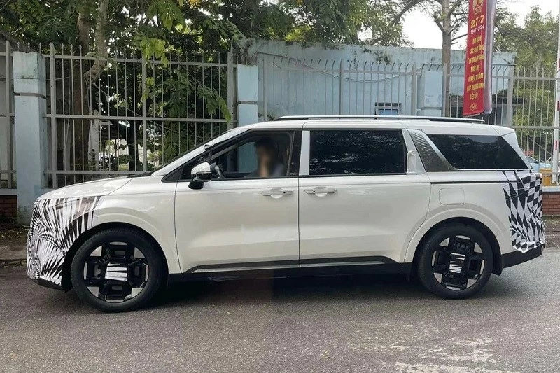 Phần thân xe của Kia Carnival 2024 gần như không khác đời hiện hành