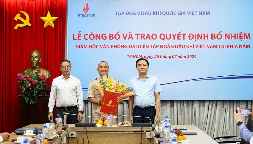 Lê Ngọc Sơn - Tổng Giám đốc và ông Trần Bình Minh - Thành viên HĐTV Petrovietnam tặng hoa chúc mừng ông Bùi Vạn Thuận