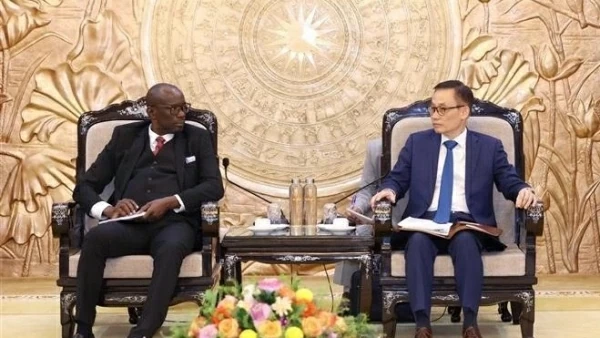 Party Secretary Le Hoai Trung receives Burundi ruling party official to expand partnership