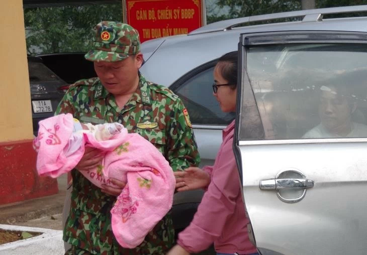 Cán bộ Biên phòng bàn giao cháu bé được giải cứu cho Trung tâm Bảo trợ xã hội tỉnh Cao Bằng. (Nguồn: Biên phòng)