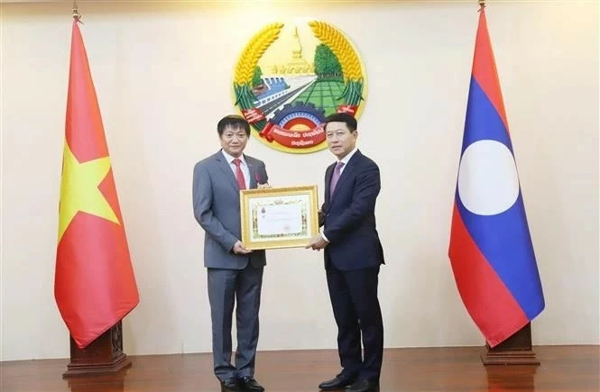 Laos's Freedom Order presented to Vietnamese Ambassador Nguyen Ba Hung