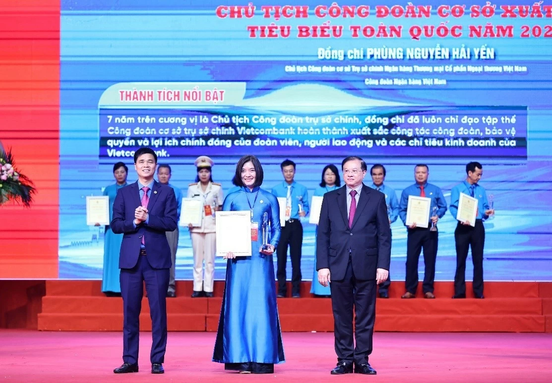Phó Tổng giám đốc, Chủ tịch Công đoàn TSC Vietcombank nhận giải thưởng Nguyễn Văn Linh