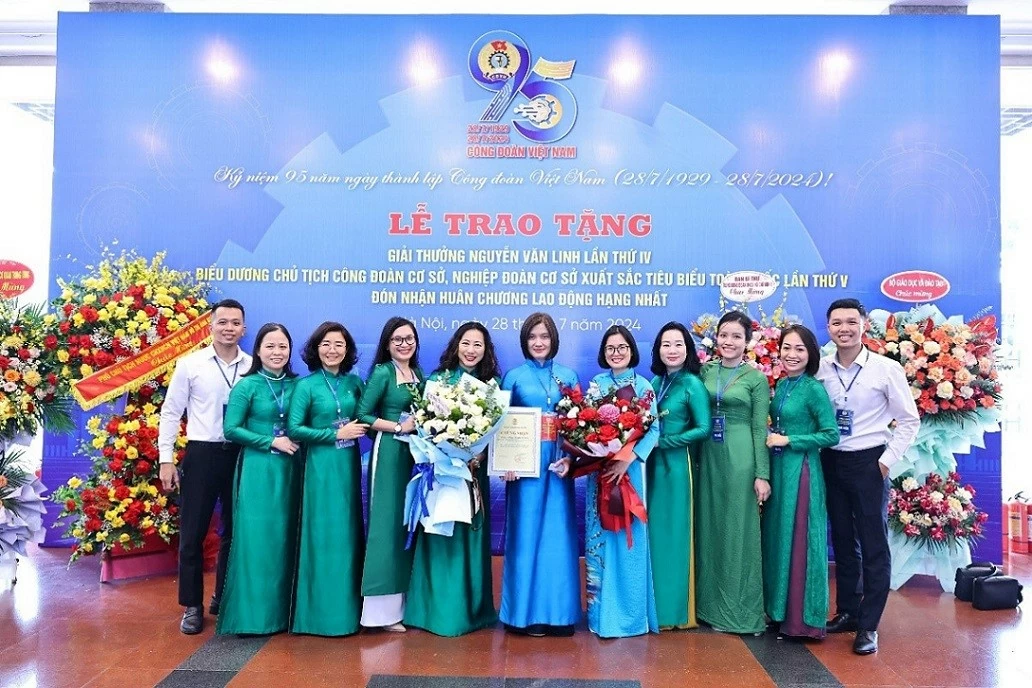 Chủ tịch Công đoàn TSC Vietcombank nhận giải thưởng Nguyễn Văn Linh
