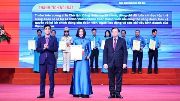 Phó Tổng giám đốc, Chủ tịch Công đoàn TSC Vietcombank nhận giải thưởng Nguyễn Văn Linh