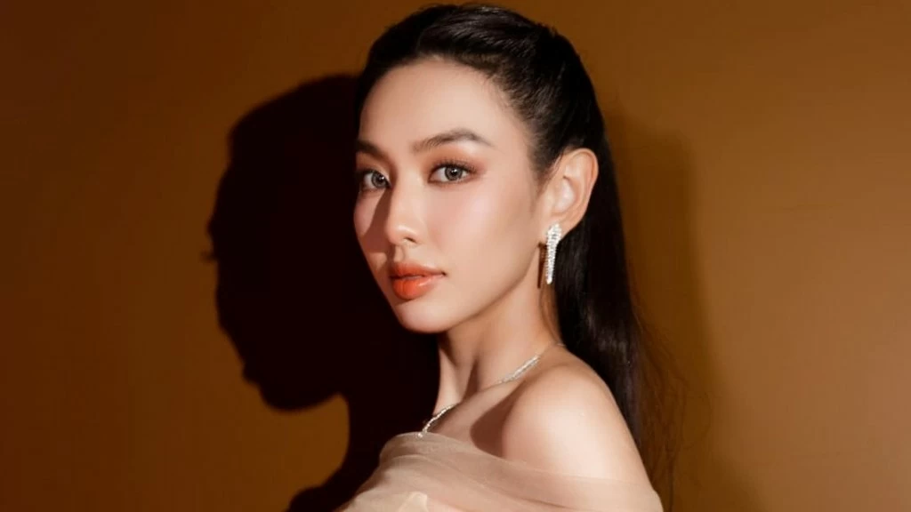 Hoa hậu Nguyễn Thúc Thùy Tiên xuất hiện với phong cách nhẹ nhàng, xinh xắn