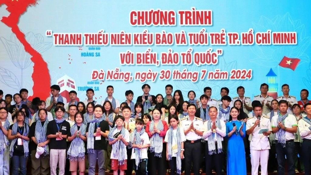 Thanh thiếu niên kiều bào và tuổi trẻ TP. Hồ Chí Minh hướng về biển, đảo quê hương