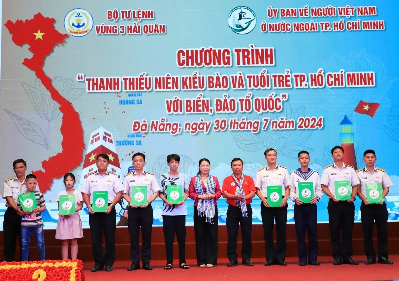 Thanh thiếu niên kiều bào và tuổi trẻ TP. Hồ Chí Minh hướng về biển, đảo quê hương