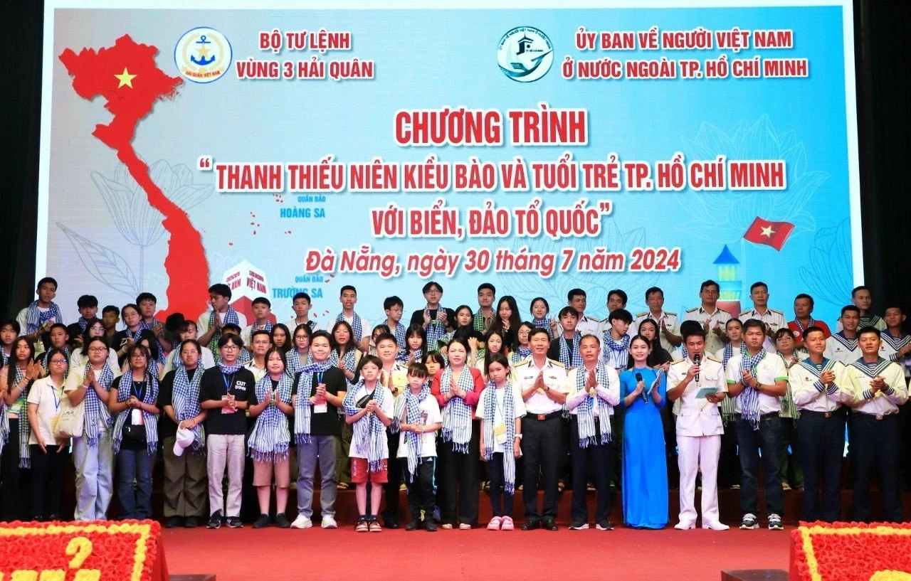 Thanh thiếu niên kiều bào và tuổi trẻ TP. Hồ Chí Minh hướng về biển, đảo quê hương