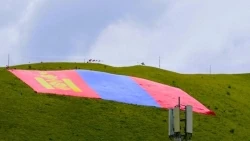 Olympic Paris 2024: Động viên các VĐV, nghệ nhân Mông Cổ dệt quốc kỳ khổng lồ, rộng hơn 4.000 mét vuông