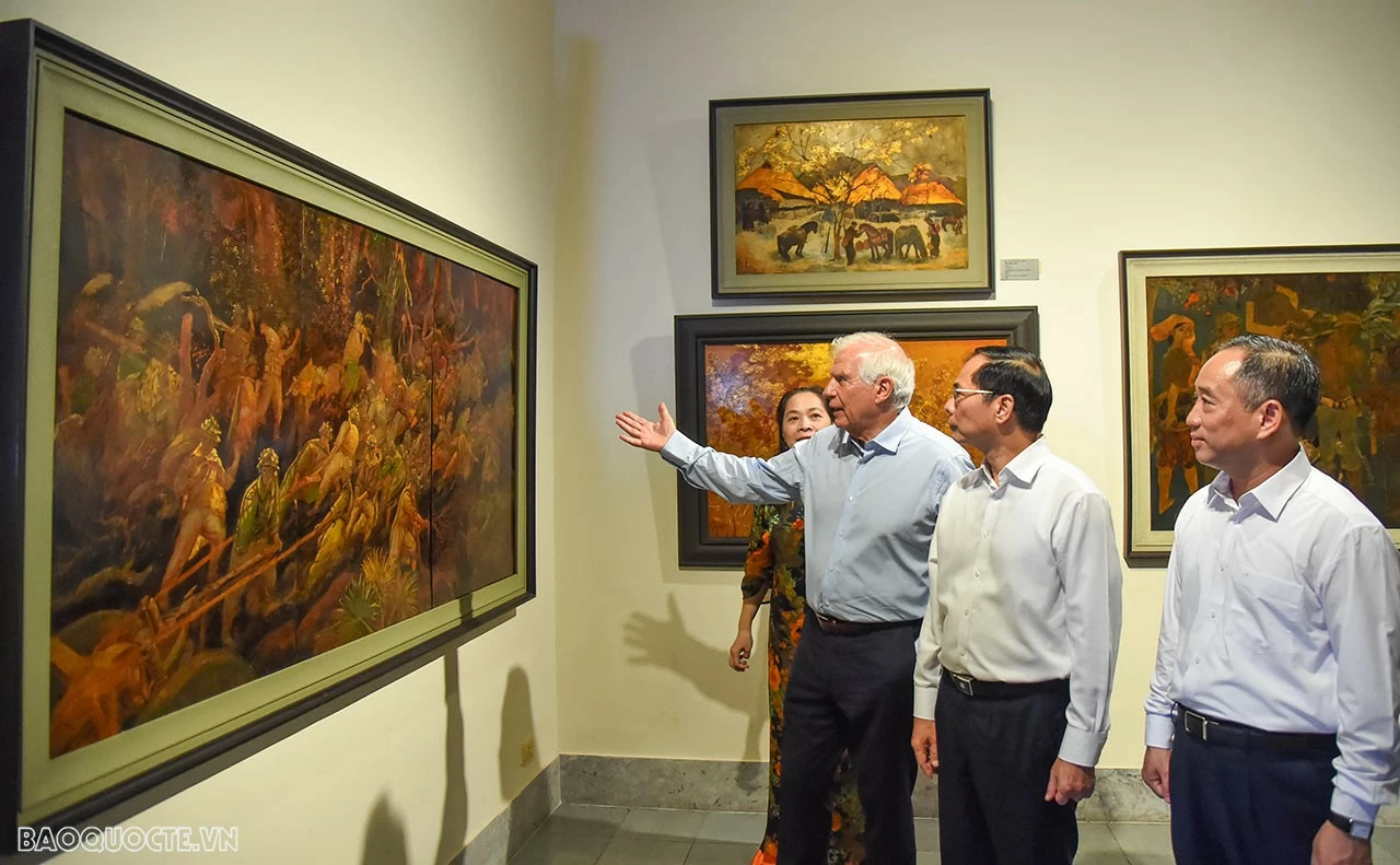 Phần trưng bày mỹ thuật hiện đại - đương đại (từ TK 20 đến nay) của Bảo tàng Mỹ thuật Việt Nam được chia theo hai tiêu chí: trưng bày các tác phẩm theo phân kỳ lịch sử mỹ thuật (1925-1945 và 1945-1954); trưng bày các tác phẩm theo chất liệu với các sưu tập tranh sơn mài, lụa, sơn dầu, đồ họa, và điêu khắc (từ 1954 đến nay).