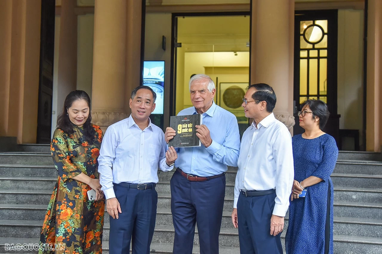 Bộ trưởng Bùi Thanh Sơn mời Phó Chủ tịch Ủy ban châu Âu Josep Borrell Fontelles thăm Bảo tàng Mỹ thuật, thưởng thức cà phê Việt Nam