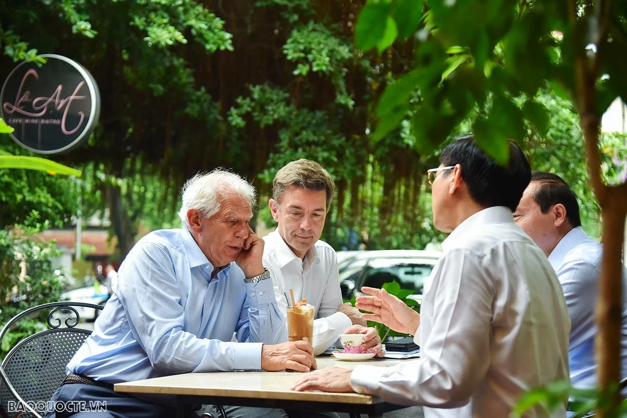 Bộ trưởng Bùi Thanh Sơn mời Phó Chủ tịch Ủy ban châu Âu Josep Borrell Fontelles thăm Bảo tàng Mỹ thuật, thưởng thức cà phê Việt Nam