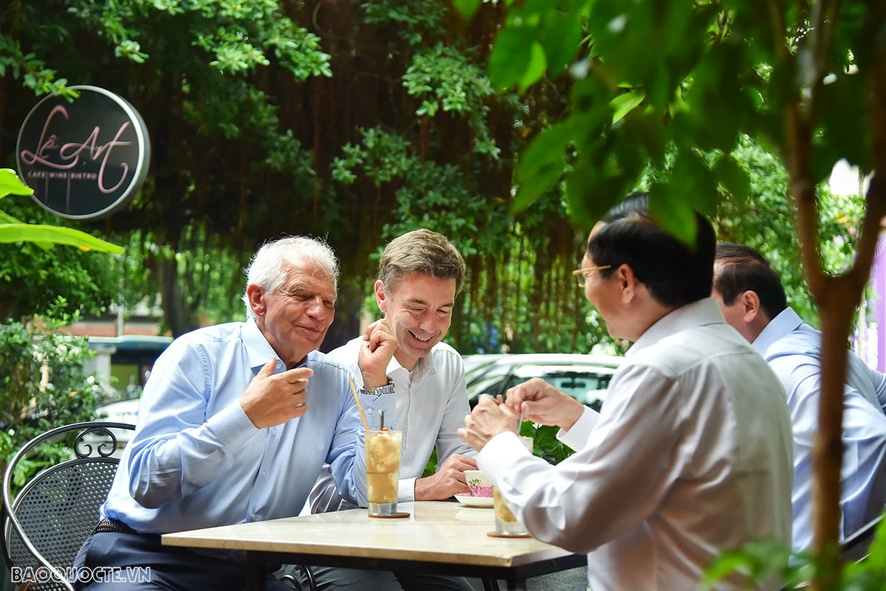 Bộ trưởng Bùi Thanh Sơn mời Phó Chủ tịch Ủy ban châu Âu Josep Borrell Fontelles thăm Bảo tàng Mỹ thuật, thưởng thức cà phê Việt Nam