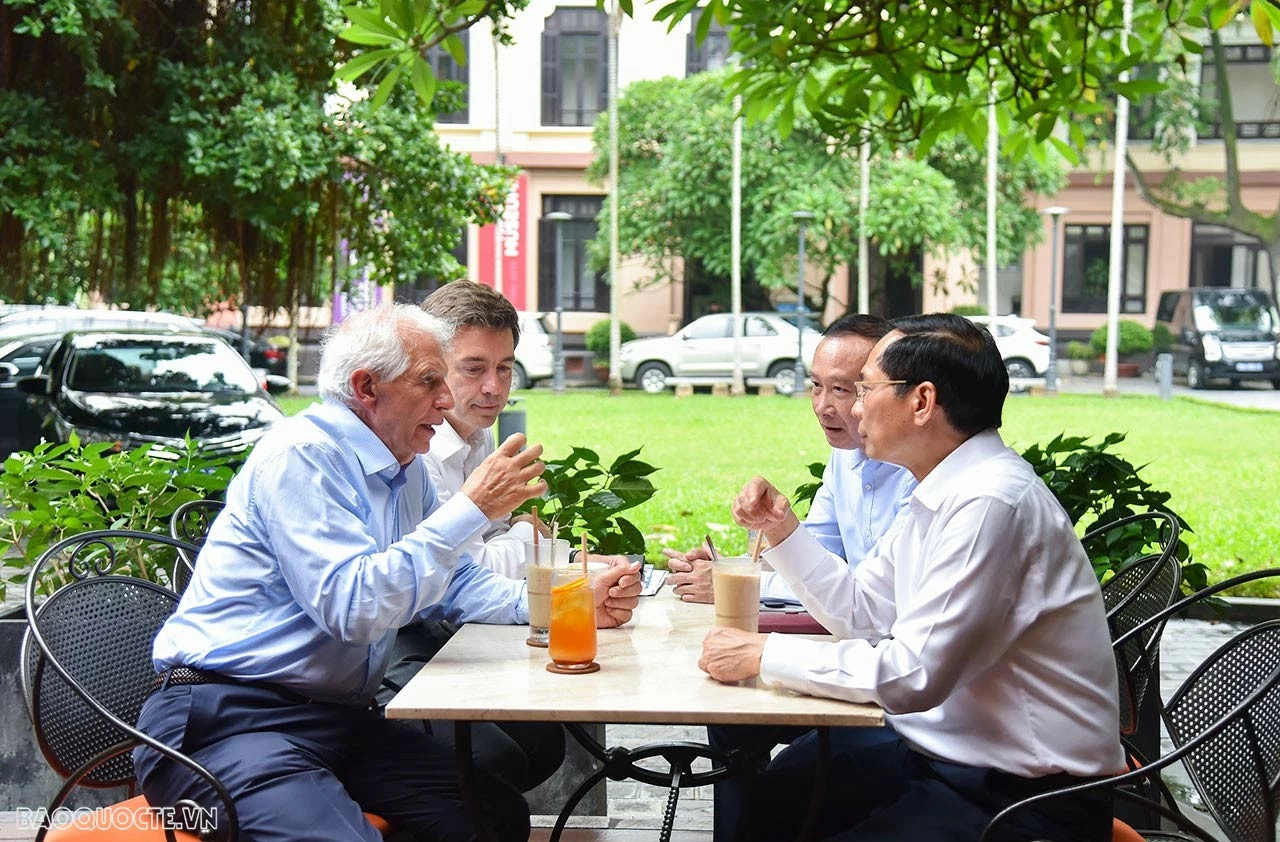 Bộ trưởng Bùi Thanh Sơn mời Phó Chủ tịch Ủy ban châu Âu Josep Borrell Fontelles thăm Bảo tàng Mỹ thuật, thưởng thức cà phê Việt Nam