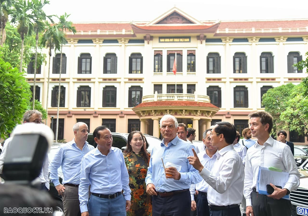 Bộ trưởng Bùi Thanh Sơn mời Phó Chủ tịch Ủy ban châu Âu Josep Borrell Fontelles thăm Bảo tàng Mỹ thuật, thưởng thức cà phê Việt Nam