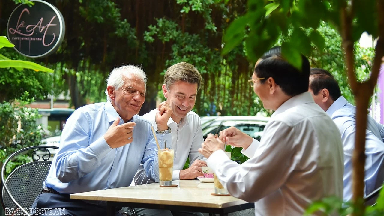 Bộ trưởng Bùi Thanh Sơn mời Phó Chủ tịch Ủy ban châu Âu Josep Borrell Fontelles thăm Bảo tàng Mỹ thuật, thưởng thức cà phê Việt Nam