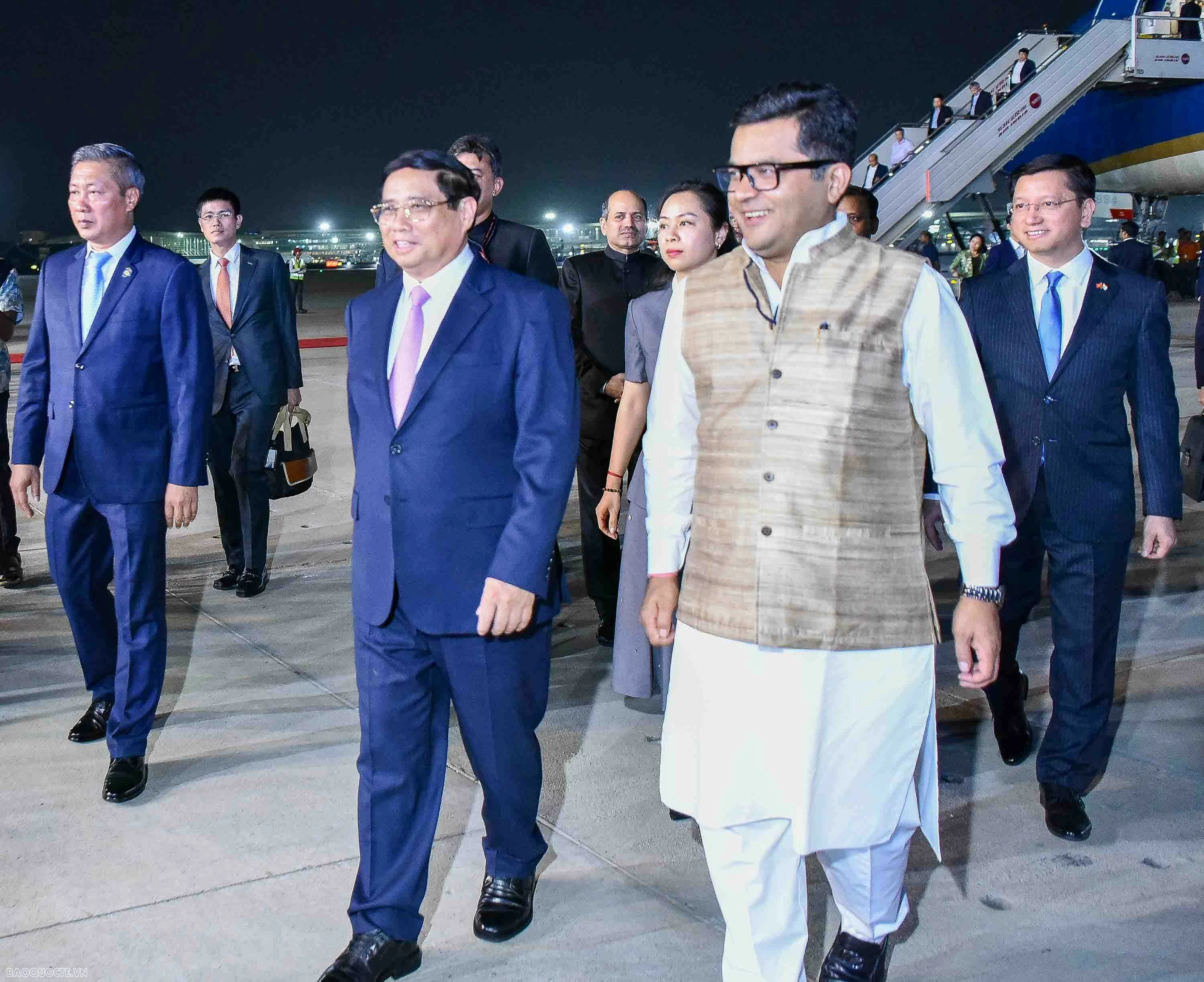 Thủ tướng đến sân bay quân sự Palam, bắt đầu chuyến thăm cấp Nhà nước Ấn Độ