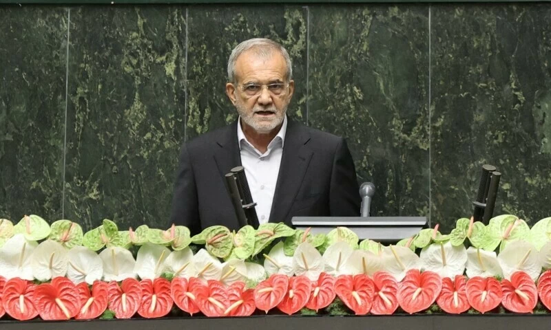 Vừa chính thức ngồi 'ghế nóng' đã được Mỹ tặng ngay 'quà mừng', tân Tổng thống Iran tuyên bố sẽ không khuất phục