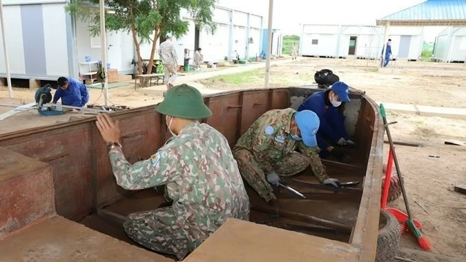 Lính công binh Việt Nam hỗ trợ người dân Abyei vượt qua khó khăn trong mùa mưa lũ