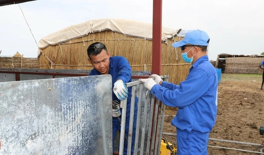 Lính công binh Việt Nam hỗ trợ người dân Abyei vượt qua khó khăn trong mùa mưa lũ