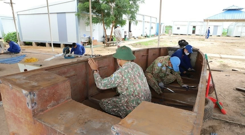Lính công binh Việt Nam hỗ trợ người dân Abyei vượt qua khó khăn trong mùa mưa lũ