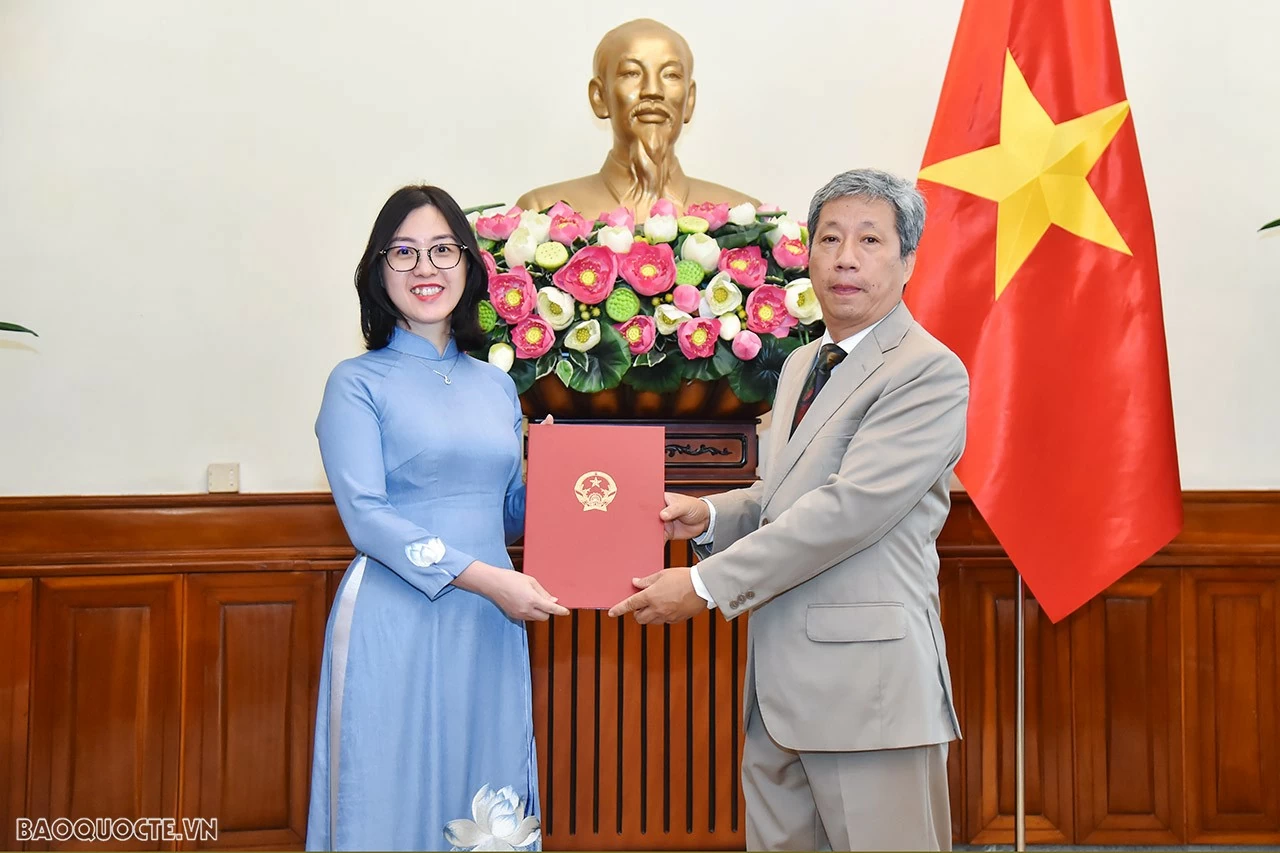 Thứ trưởng Ngoại giao Nguyễn Minh Hằng trao quyết định bổ nhiệm, điều động cán bộ cấp Vụ
