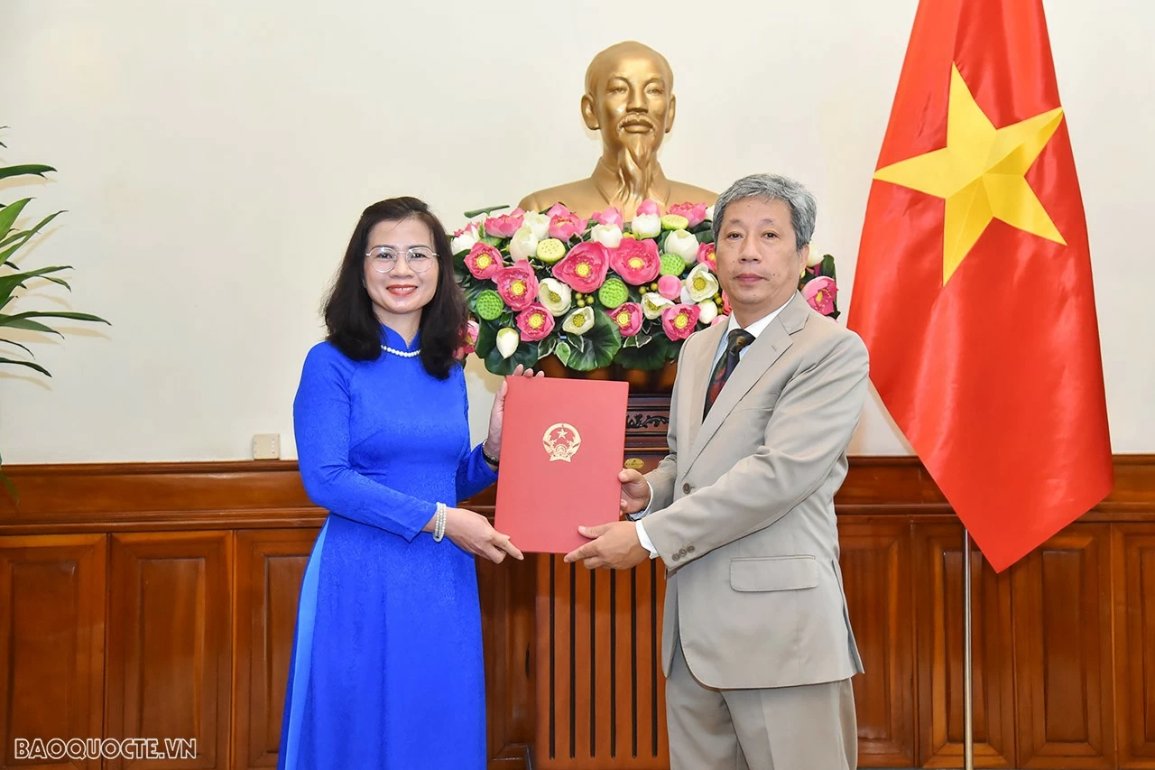 Thứ trưởng Ngoại giao Nguyễn Minh Hằng trao quyết định bổ nhiệm, điều động cán bộ cấp Vụ