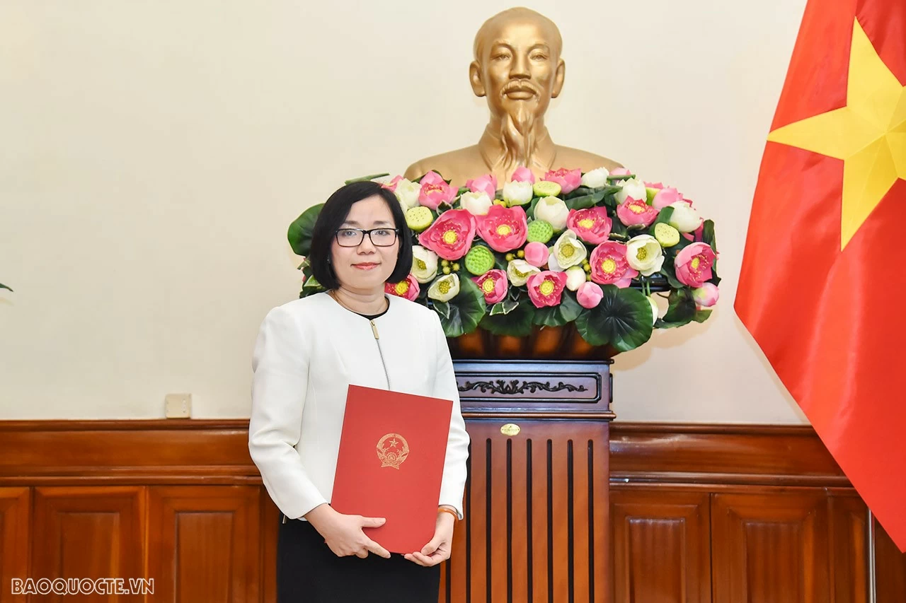 Thứ trưởng Ngoại giao Nguyễn Minh Hằng trao quyết định bổ nhiệm, điều động cán bộ cấp Vụ