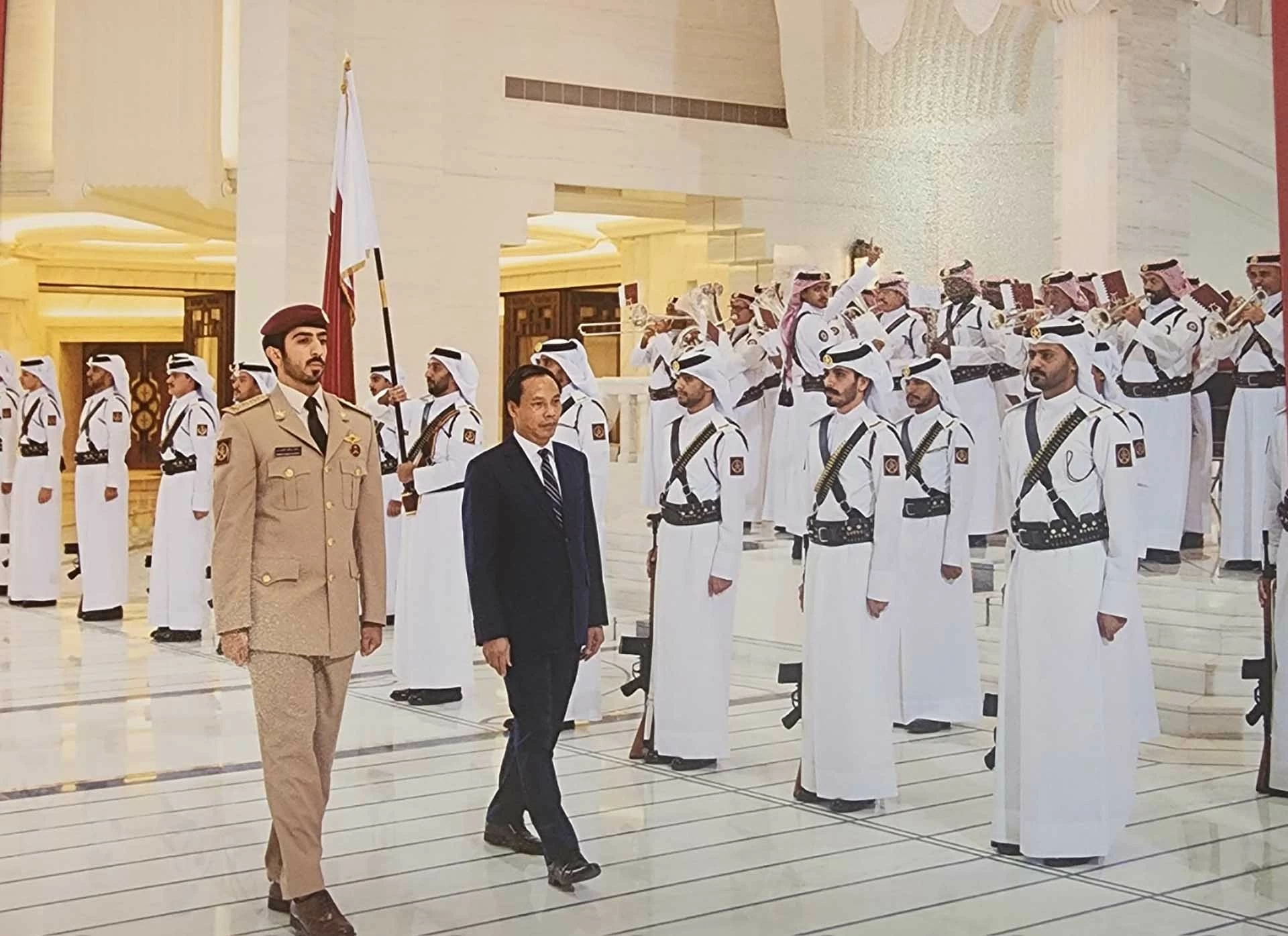 Đại sứ Nguyễn Huy Hiệp trình Thư ủy nhiệm lên Quốc vương Qatar