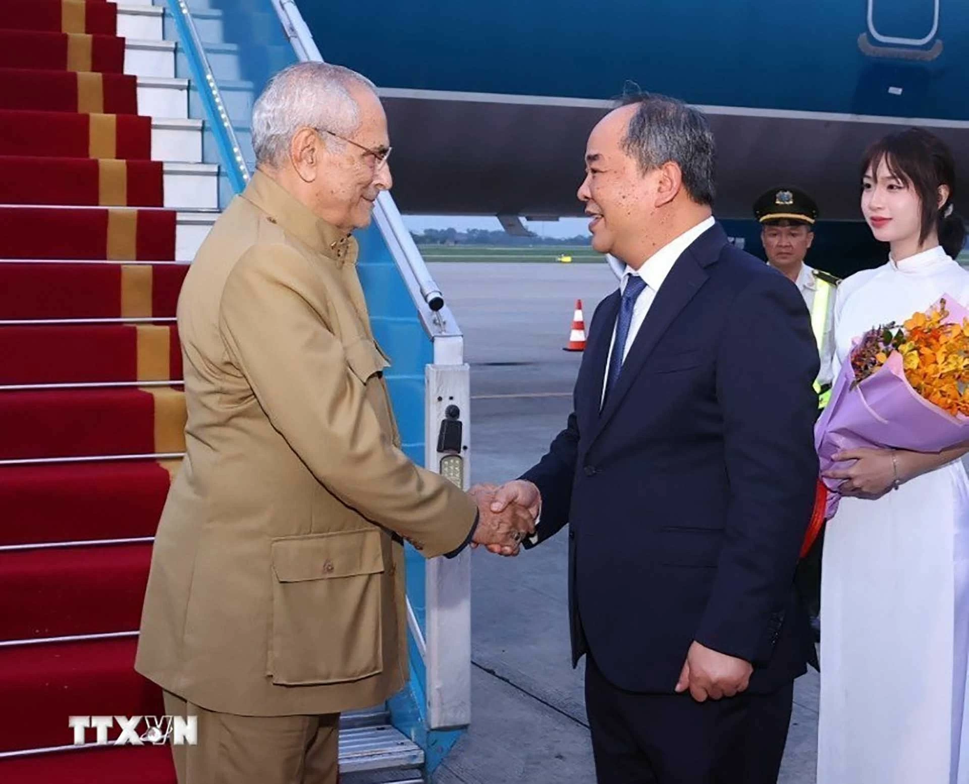 Chủ nhiệm Văn phòng Chủ tịch nước Lê Khánh Hải đón Tổng thống Timor-Leste Jose Ramos-Horta tại Sân bay quốc tế Nội Bài. (Nguồn: TTXVN)