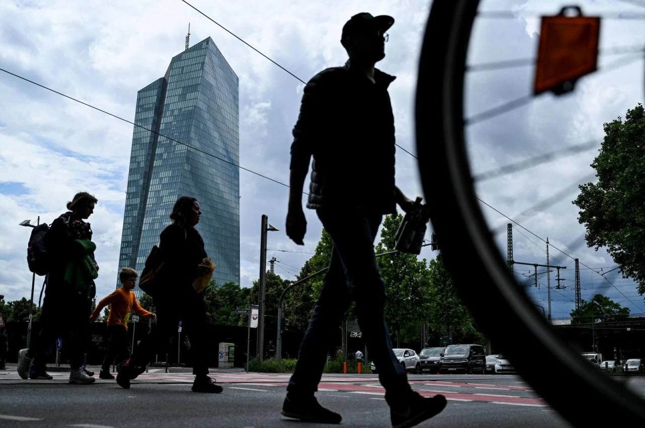 Kinh tế châu Âu. Trong ảnh: Người dân đi trước cửa tòa nhà Ngân hàng Trung ương châu Âu (ECB) tại Main, Đức, tháng 6/2024. (Nguồn: AFP)